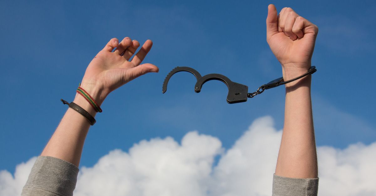 découvrez le libertinage, un mode de vie prônant la liberté des relations et l'exploration des plaisirs sans tabous.